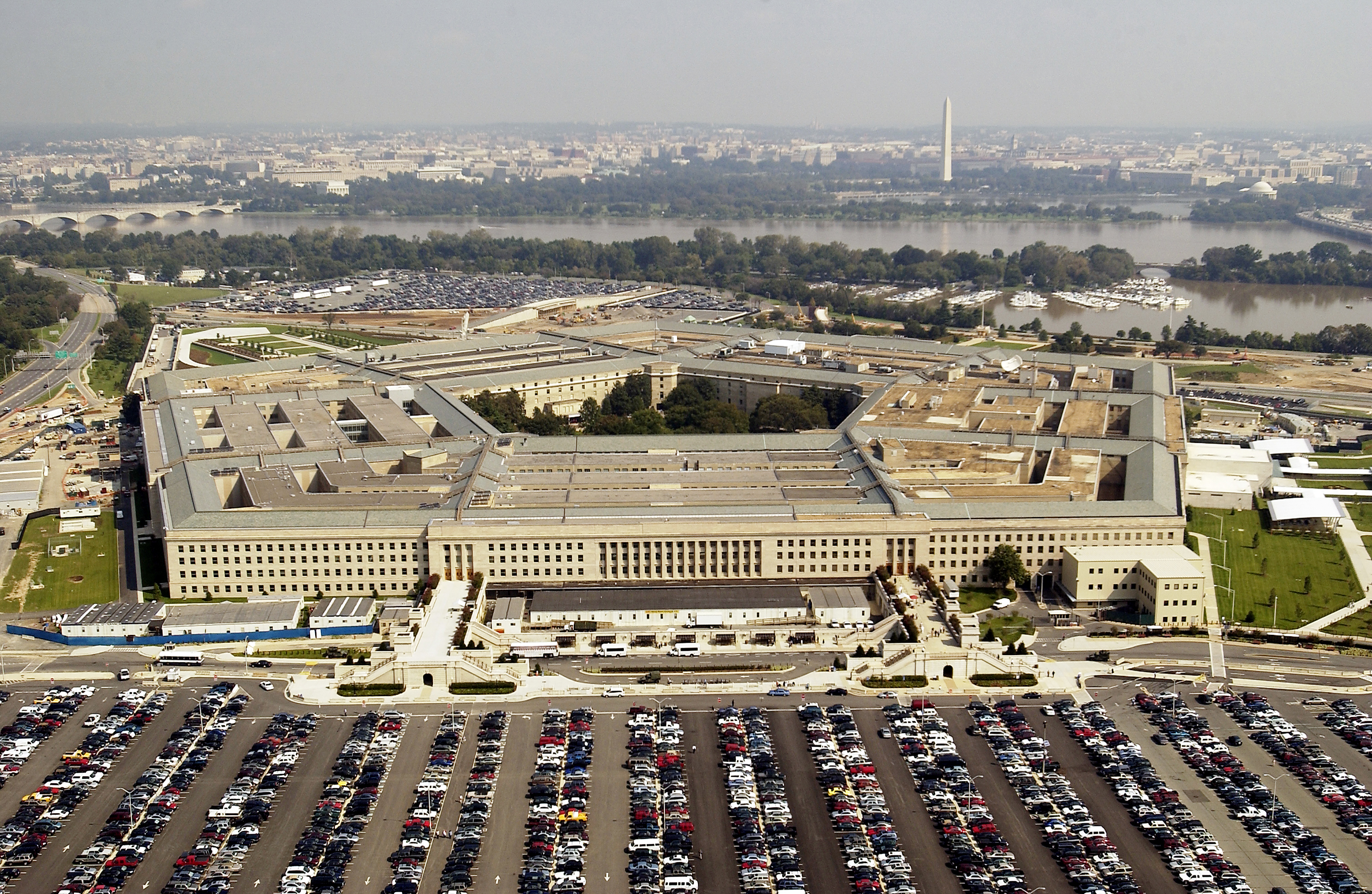 O fotografie falsă cu o explozie lângă Pentagon, creată cu AI, s-a răspândit pe rețelele sociale și a cutremurat bursa din SUA