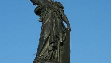 450px-Statue_place_de_la_République_à_Paris,_2010