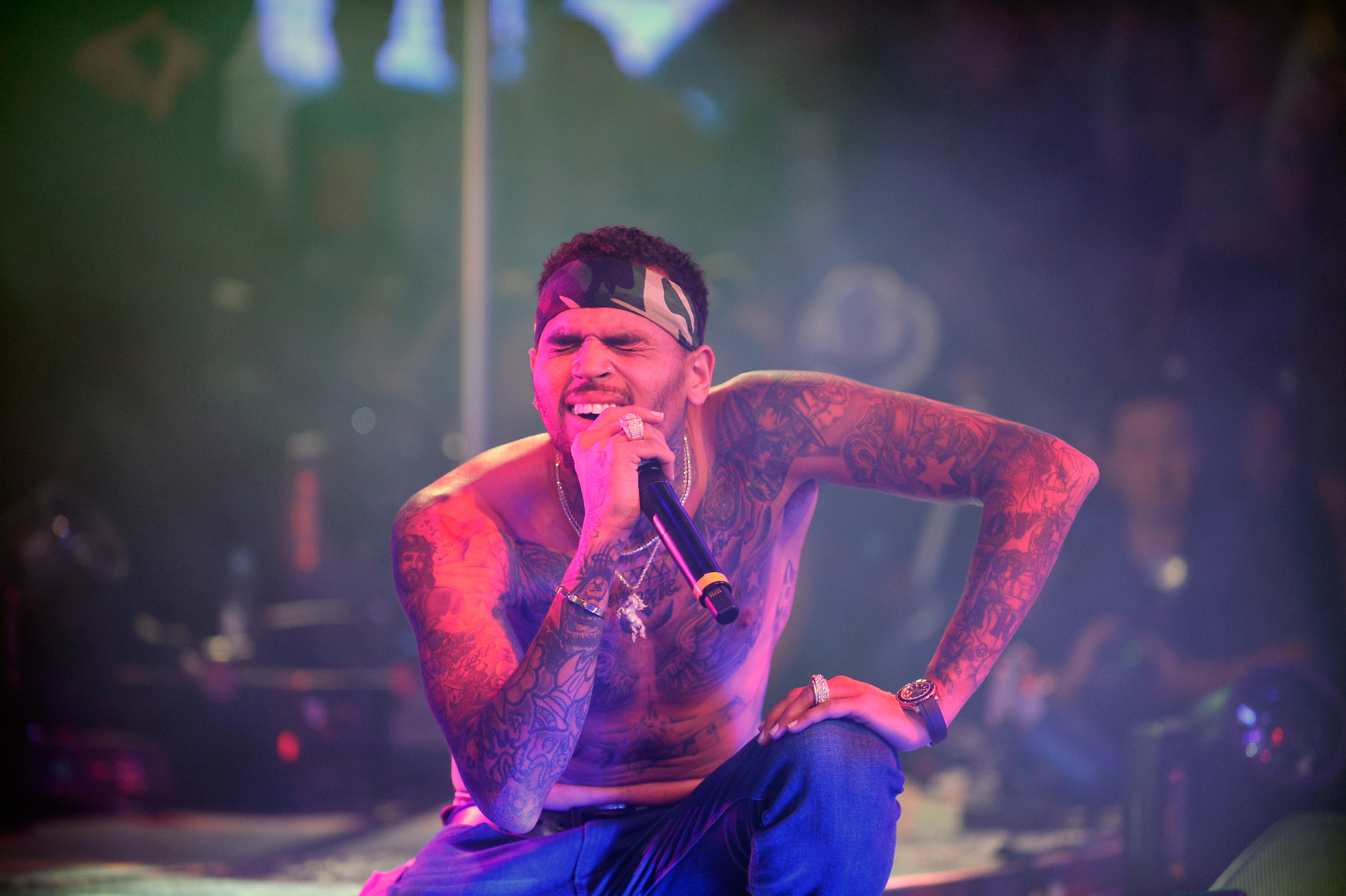 Cantaretul Chris Brown a fost arestat, in Franta. Acuzatiile grave care i se aduc