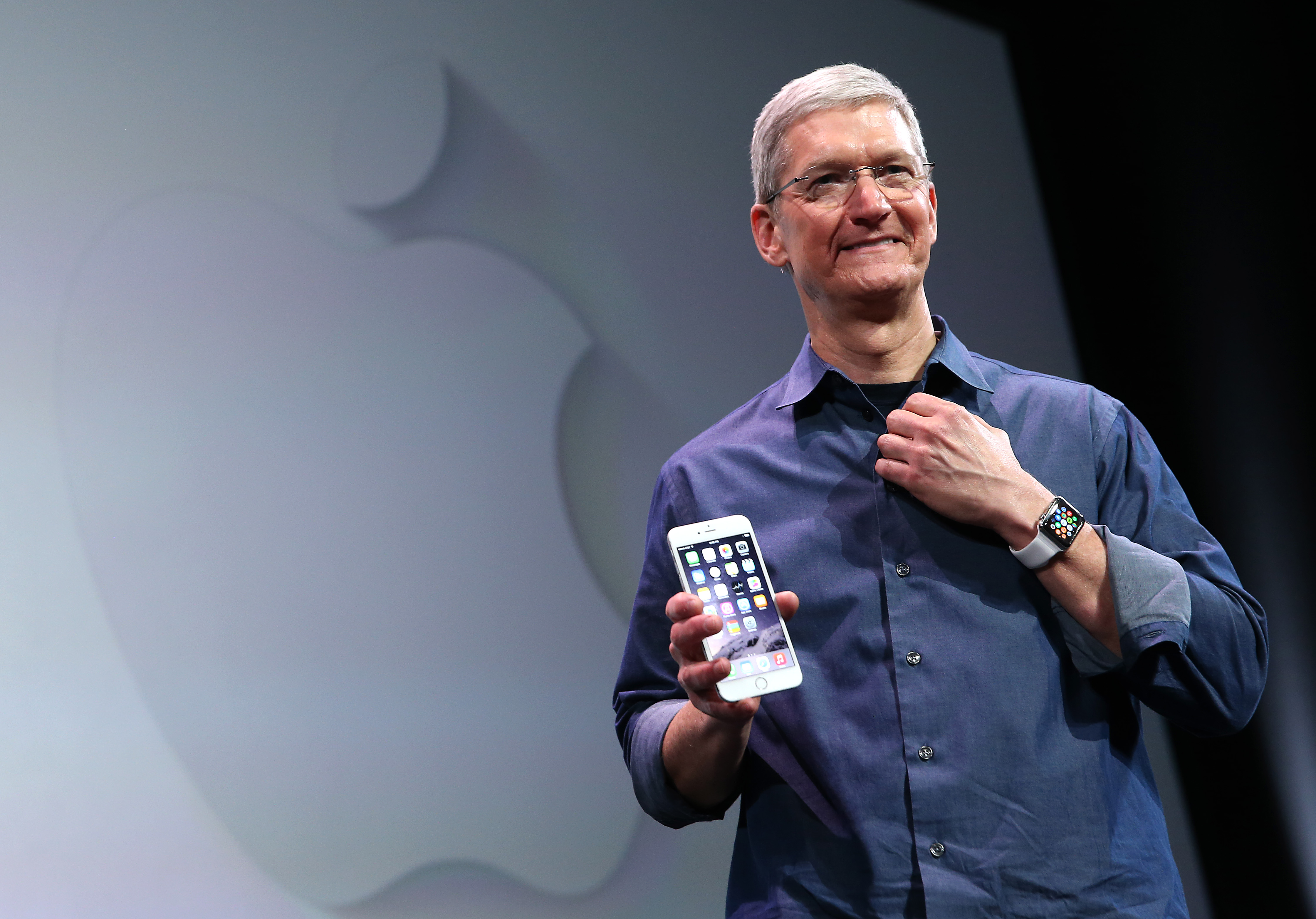 Șeful Apple este criticat pentru pachetul financiar de 99 de milioane de dolari încasat în 2021
