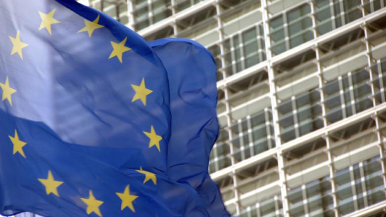 Drapeau européen flottant devant le Berlaymont