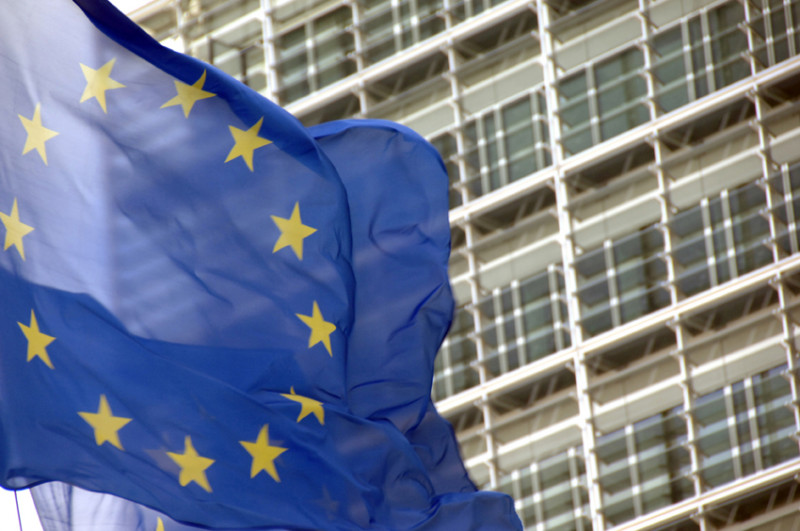 Drapeau européen flottant devant le Berlaymont