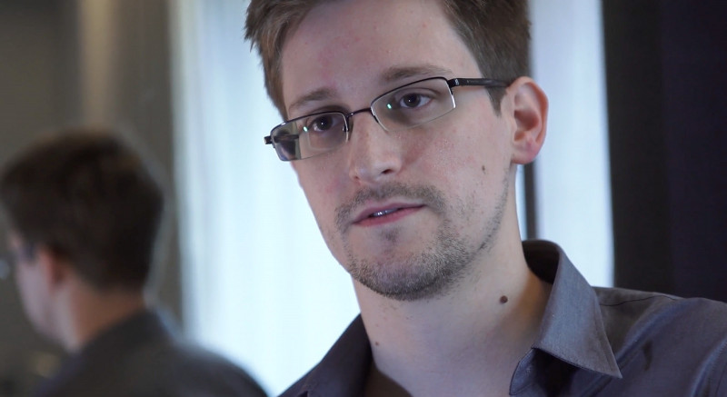 Edward Snowden este un fost angajat CIA acuzat de spionaj