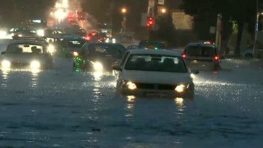 masini in ploaie constanta