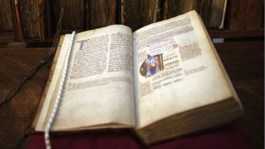 Manuscript din secolul 12 Vechiul Testament_crop_GettyImages-137639270