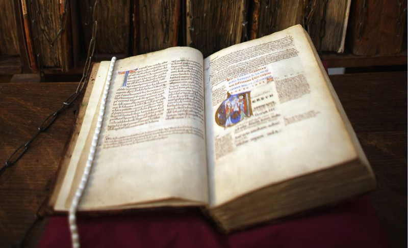 Manuscript din secolul 12 Vechiul Testament_crop_GettyImages-137639270