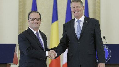 French President Francois Hollande shakes hands with Romanian President Klaus Iohannis