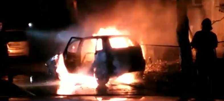 O maşină a luat foc după ce combustibilul, care a curs pe motorul încins, s-a aprins