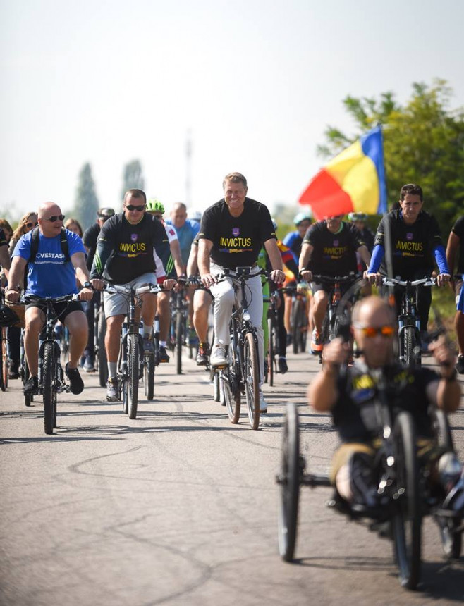 klaus iohannis pe bicicleta fb