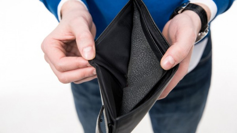 man holding emty wallet