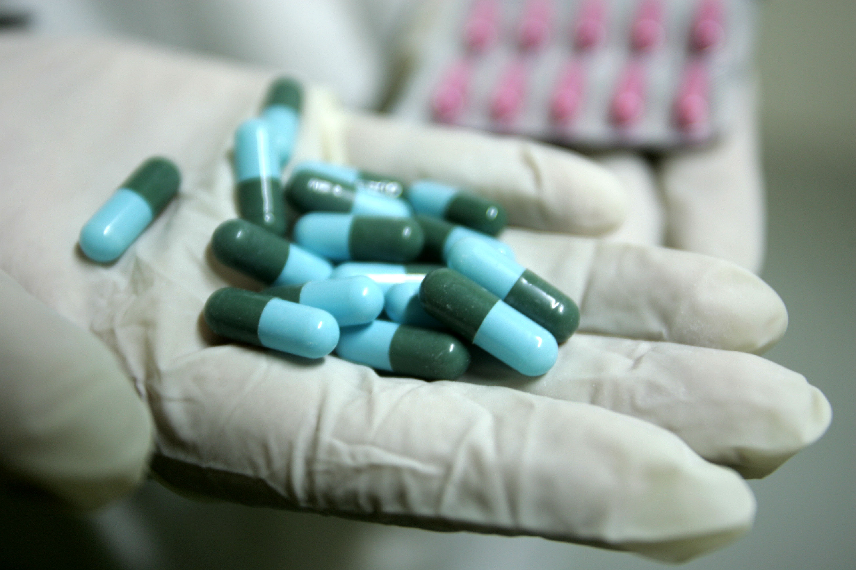 Fabricile de medicamente cer Guvernului să nu le fie tăiat curentul. România are deja probleme în aprovizionare