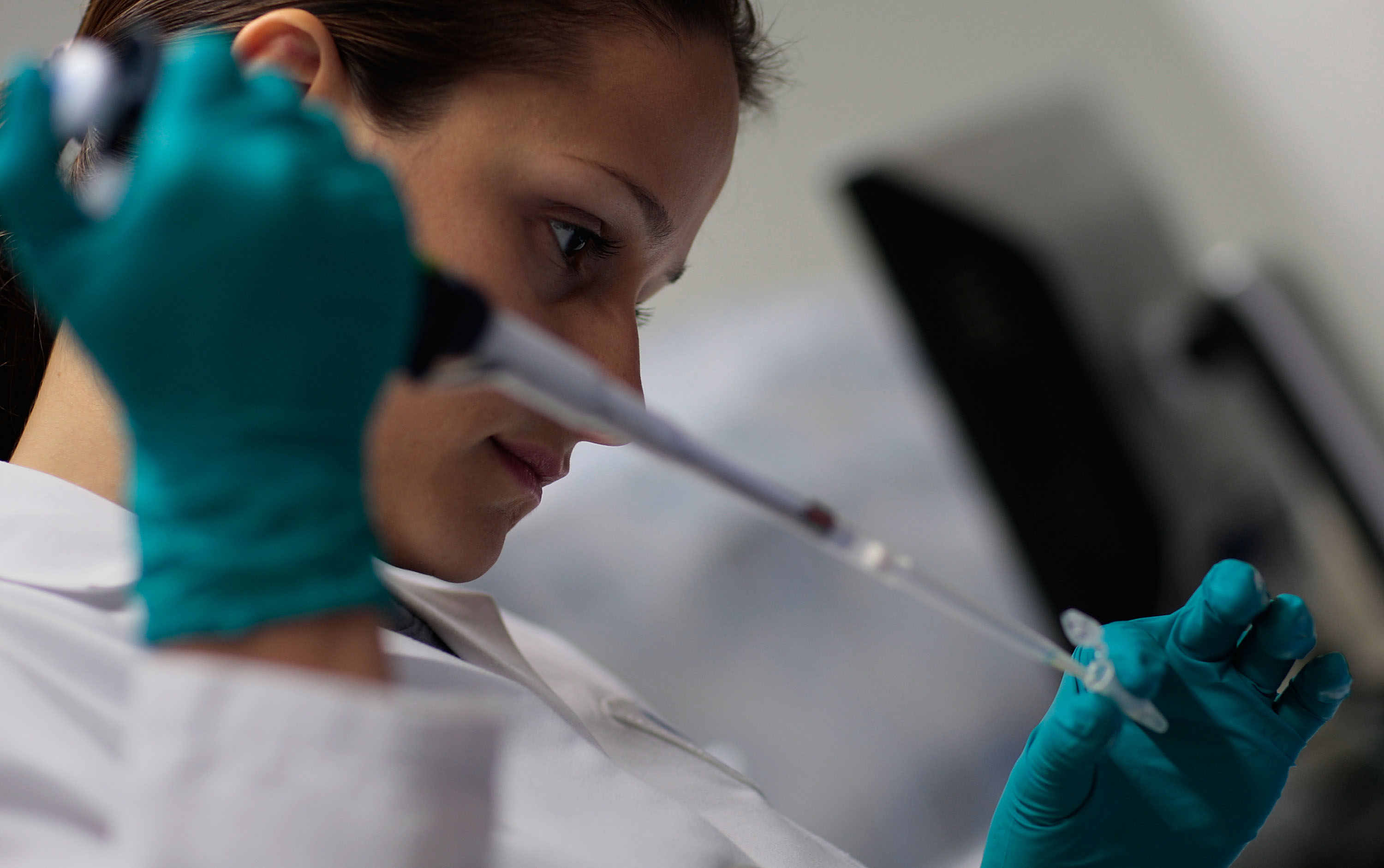 Regatul Unit a autorizat infectarea persoanelor sănătoase pentru a testa eficiența medicamentelor și vaccinurilor împotriva COVID
