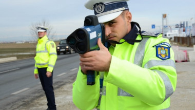 un politist cu aparatul radar