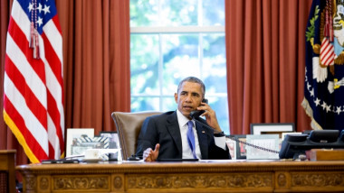 obama la telefon - pete souza white house