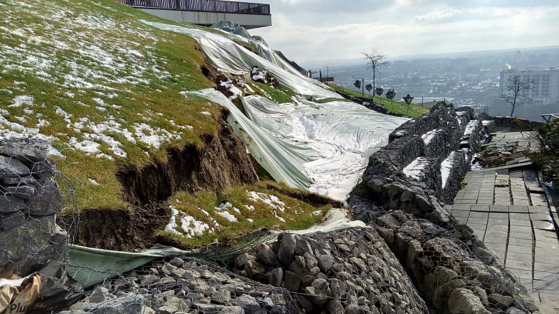 distrugeri alunecare dealul Ciuperca (1)