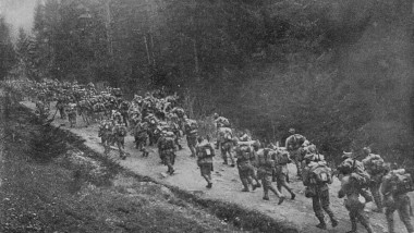 1916-_august_-_Trupe_române_trecând_Carpaţii