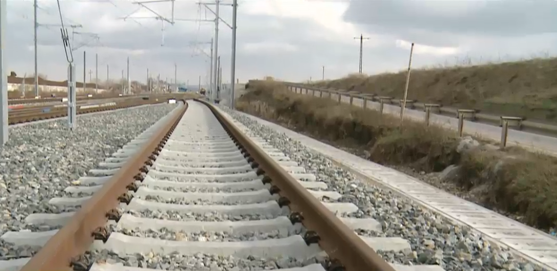 Incendiu la locomotiva unui tren pe ruta Râmnicu Vâlcea–Sibiu. Pasagerii au fost evacuați, DN 7 și calea ferată, blocate