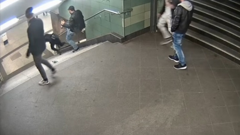barbat scari metrou