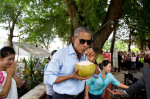 obama bea suc dintr-o nuca de cocos pete souza