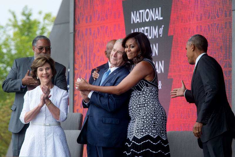 michelle obama il ia in brate pe bush pete souza