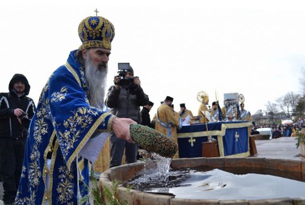 Crucile aruncate de Bobotează în mare, recuperate de doi tineri: O să ne protejeze, dar ne si vaccinăm