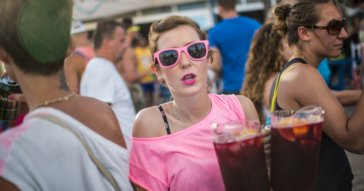 Mallorca şi Ibiza introduc restricţii la consumul de alcool pe domeniul public. Pe ce plaje nu va mai fi permis băutul în public|EpicNews