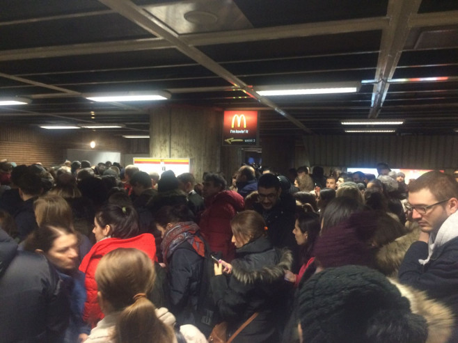 aglomeratie metrou Unirii 110117 (1)