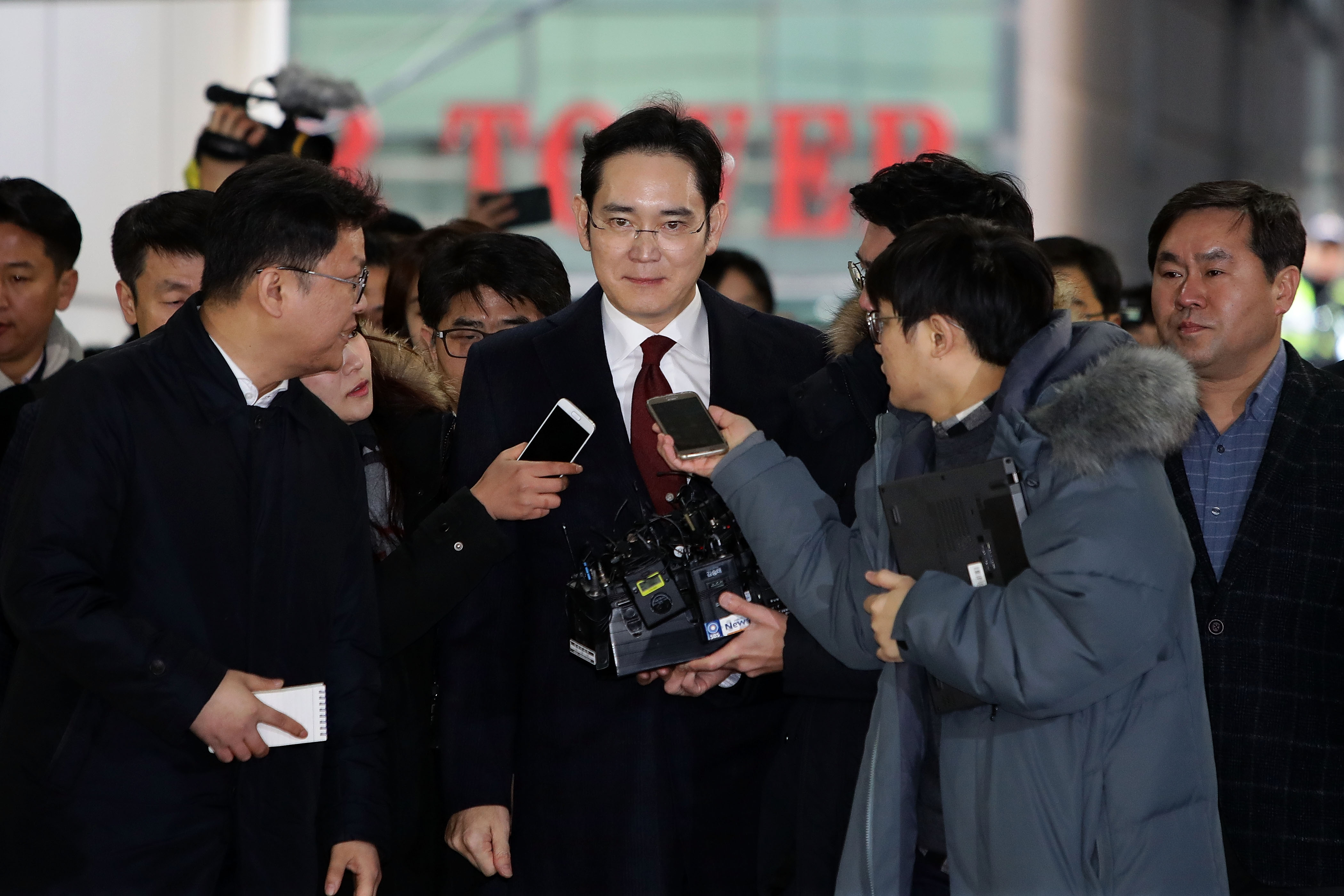 Moştenitorul imperiului Samsung, condamnat din nou la inchisoare. Sustinatorii lui au plans in sala de judecata