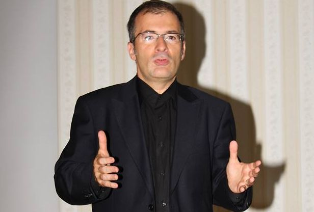 A murit Dragoș Dumitriu, fost deputat și jurnalist Sputnik. El a suferit un infarct post-COVID
