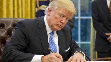 Donald Trump semnează un document