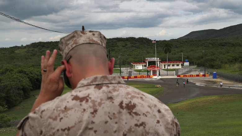 un militar american pazeste partea de nord-est a inchisorii de la guantanamo, cuba
