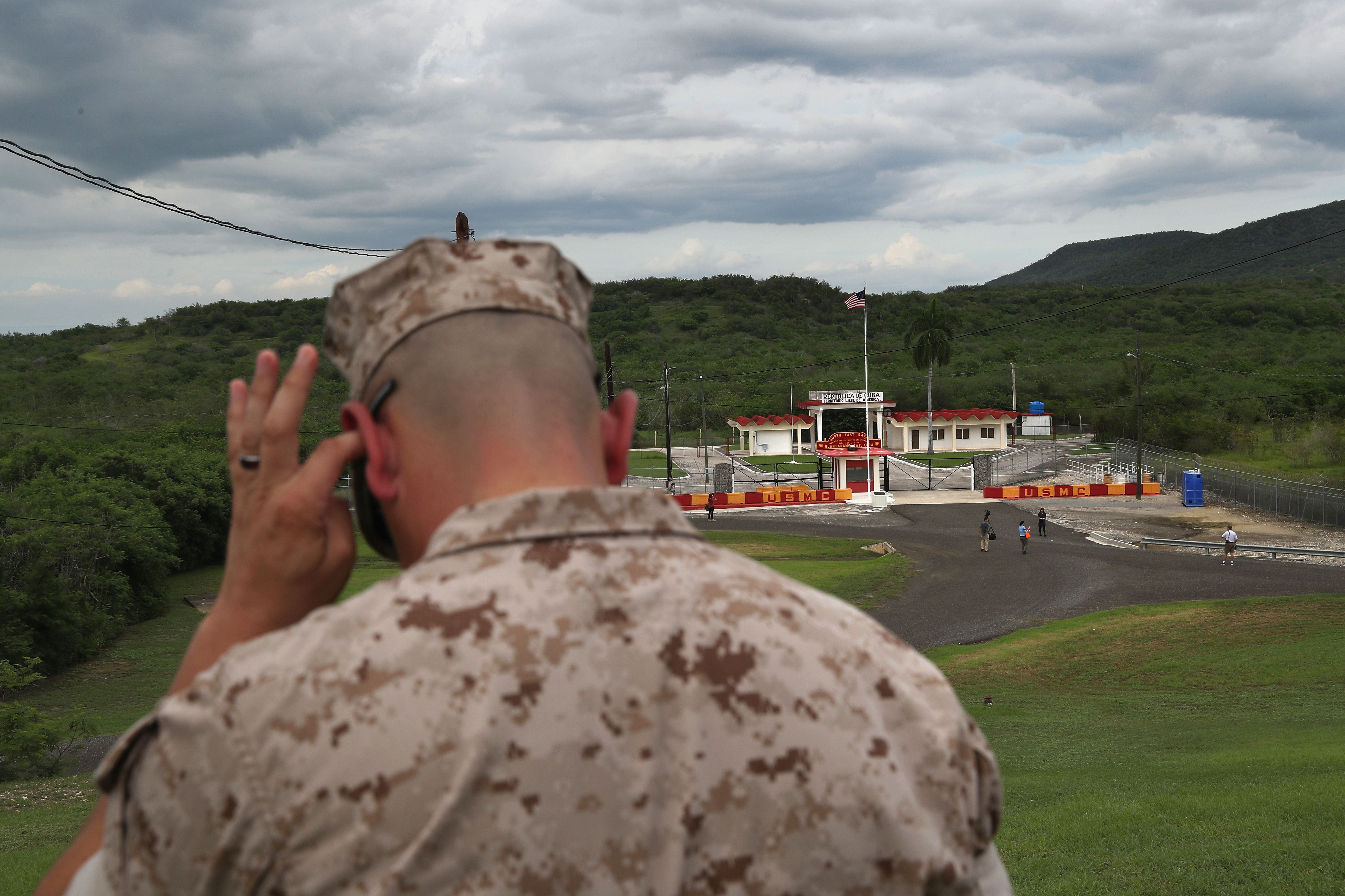 Cum a ajuns Pentagonul să suspende vaccinarea teroriștilor de la Guantanamo