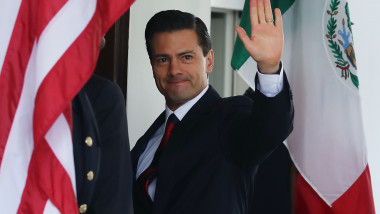 Enrique Pena Nieto presedintele mexicului face cu mana