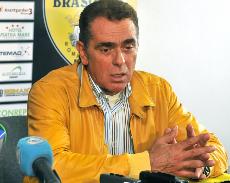 Presedintele clubului FC Brasov, Ioan Neculaie, sustine o conferinta de presa.