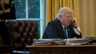Donald Trump vorbește la telefon în biroul oval
