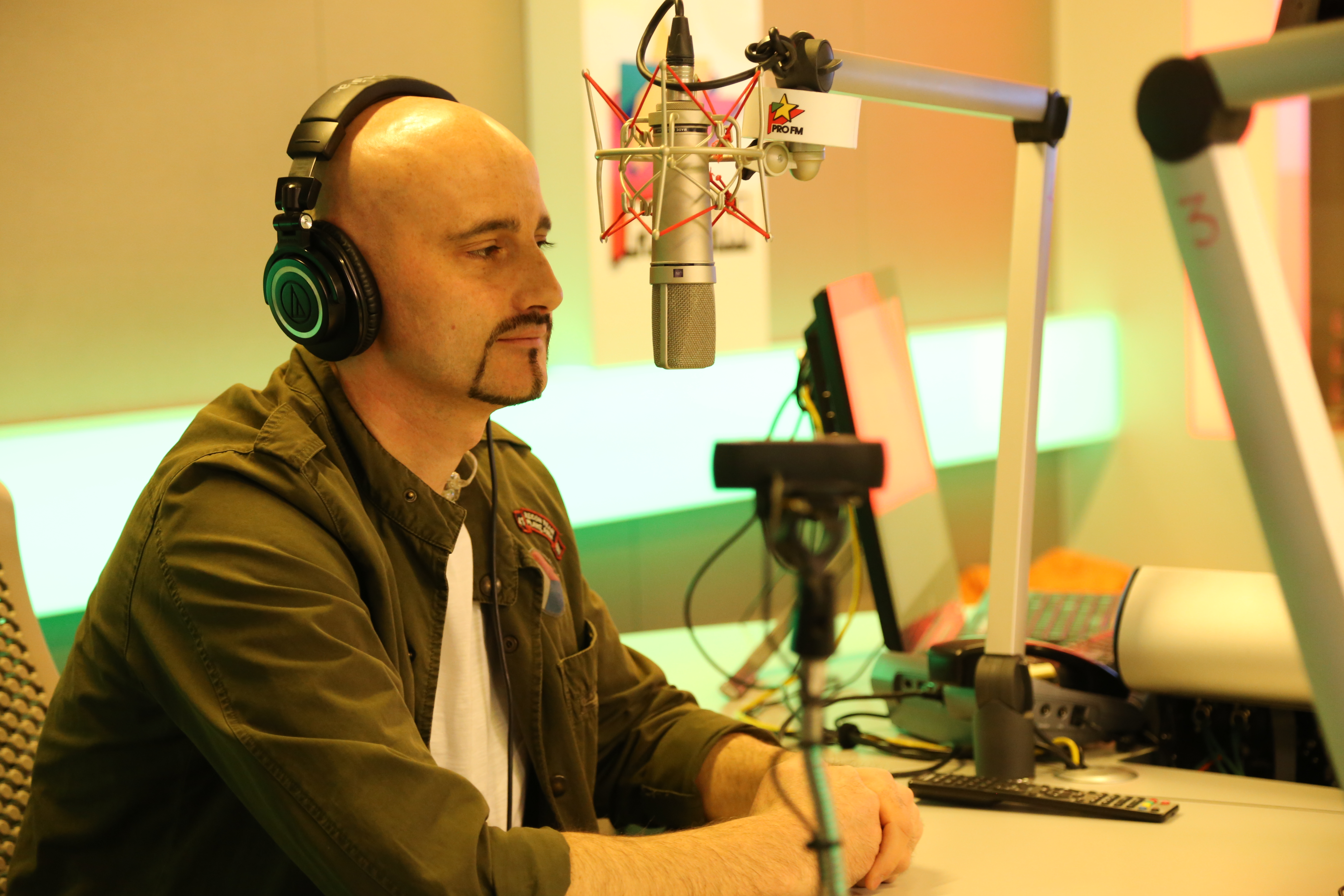 Melodia trupei Voltaj despre alegeri: „Te minte că-i Mesia și apare din senin / Îngroapă România sub un pretext divin”