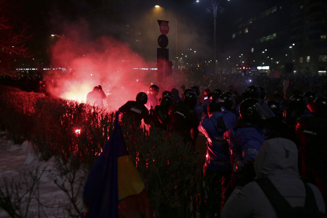 170201_PIATA_VICTORIEI_PROTEST_VIOLENTE_00_INQUAM_Octav_Ganea