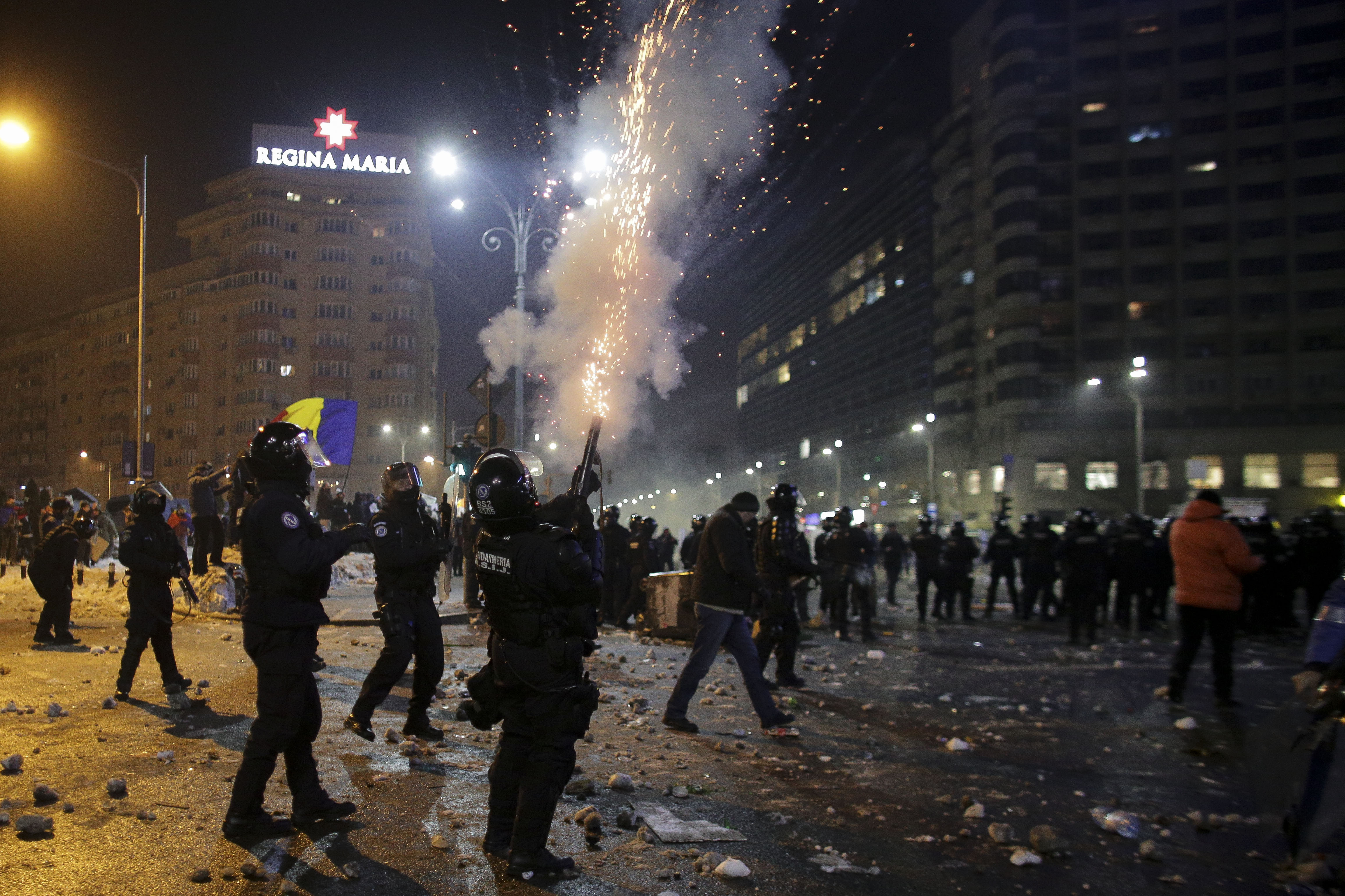 170201_PIATA_VICTORIEI_PROTEST_VIOLENTE_04_INQUAM_Octav_Ganea
