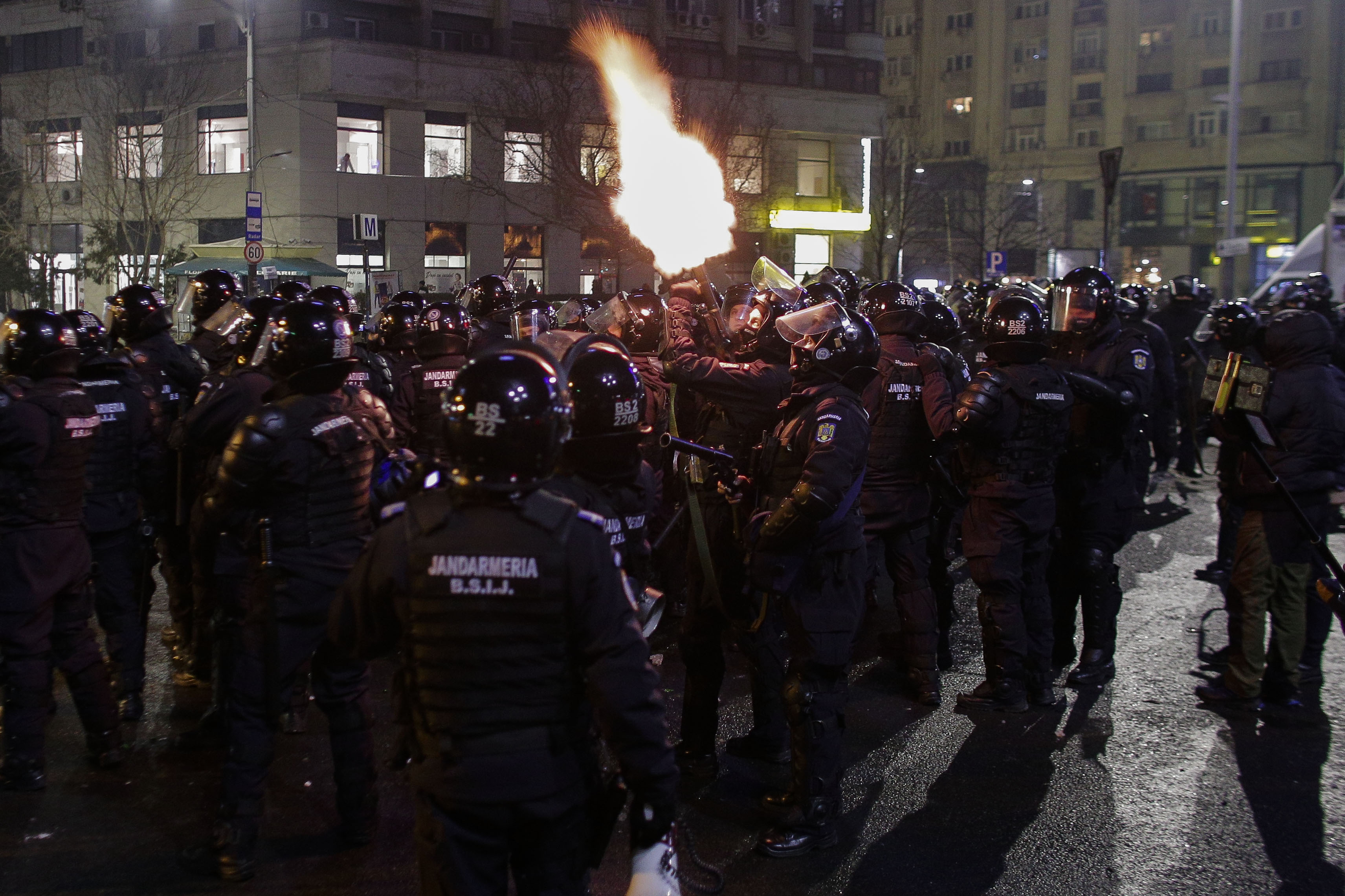 170201_PIATA_VICTORIEI_PROTEST_VIOLENTE_05_INQUAM_Octav_Ganea