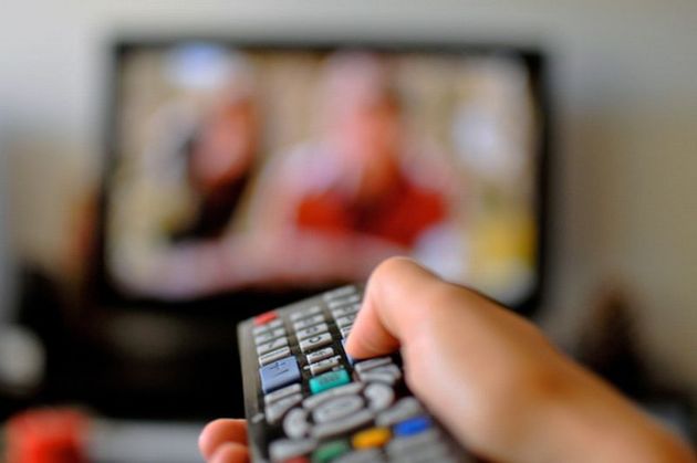 Vâlceni, acuzați de piratare și de difuzare online a programelor TV din România. Poliția a efectuat percheziții la adresele lor