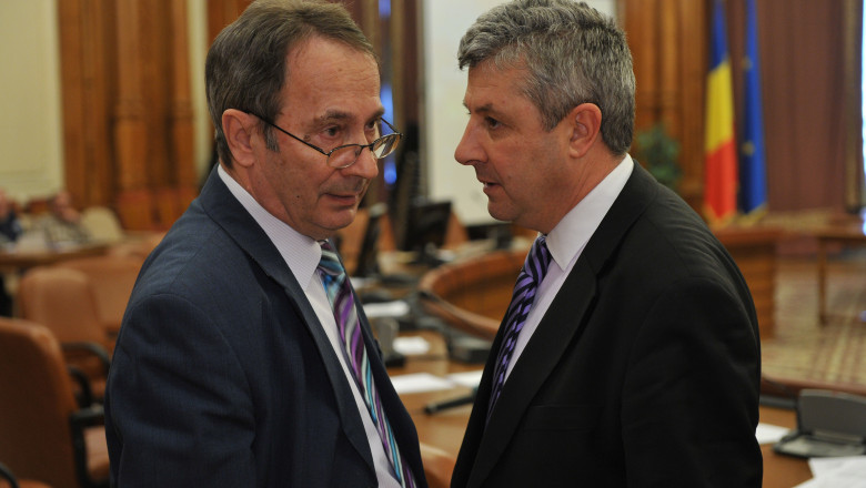 Presedintele CCR, Valer Dorneanu discută cu preşedintele Comisiei Speciale din Parlament, Florin Iordache
