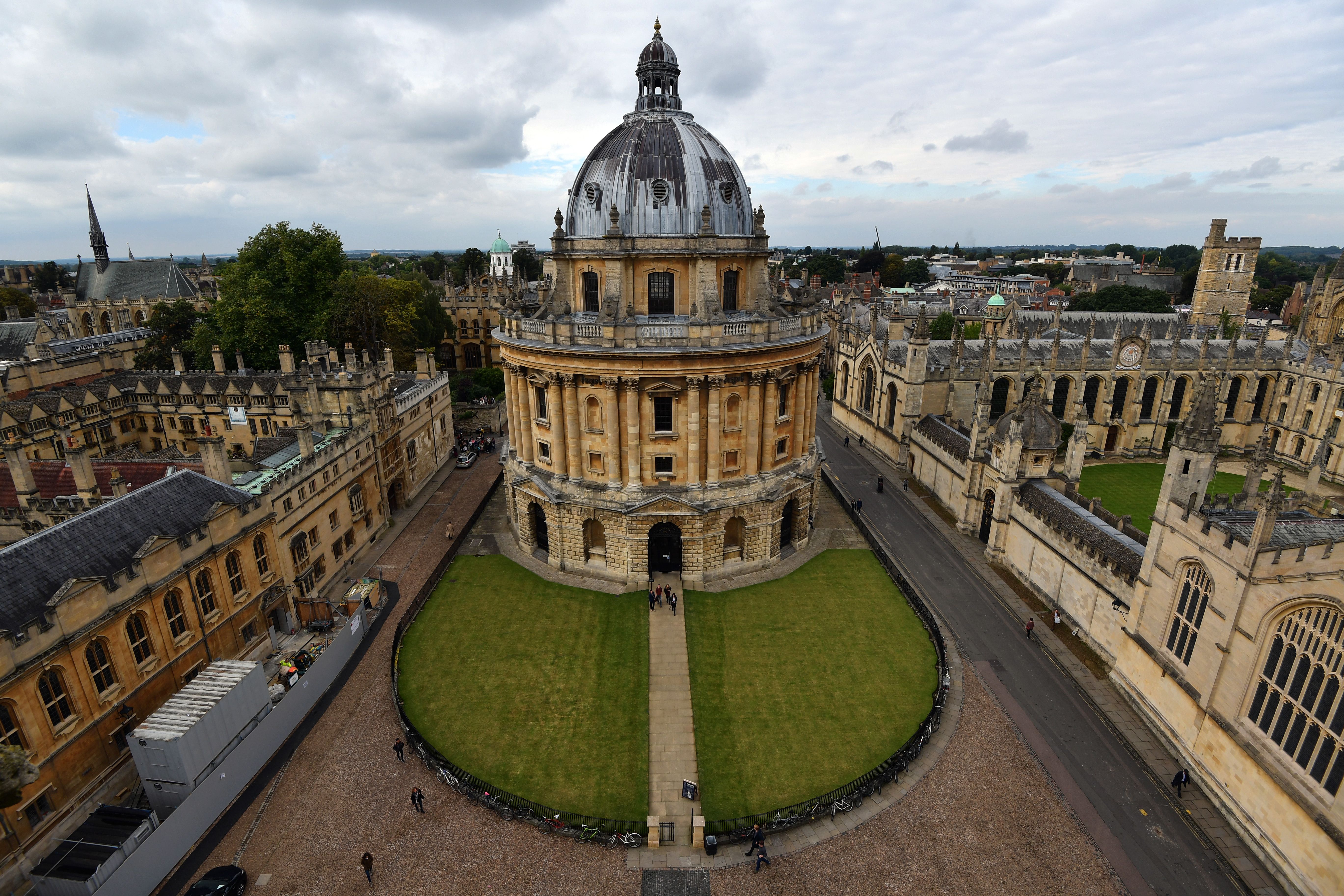 Numărul studenţilor din UE înscrişi la universităţile din Marea Britanie s-a redus la sub jumătate după Brexit