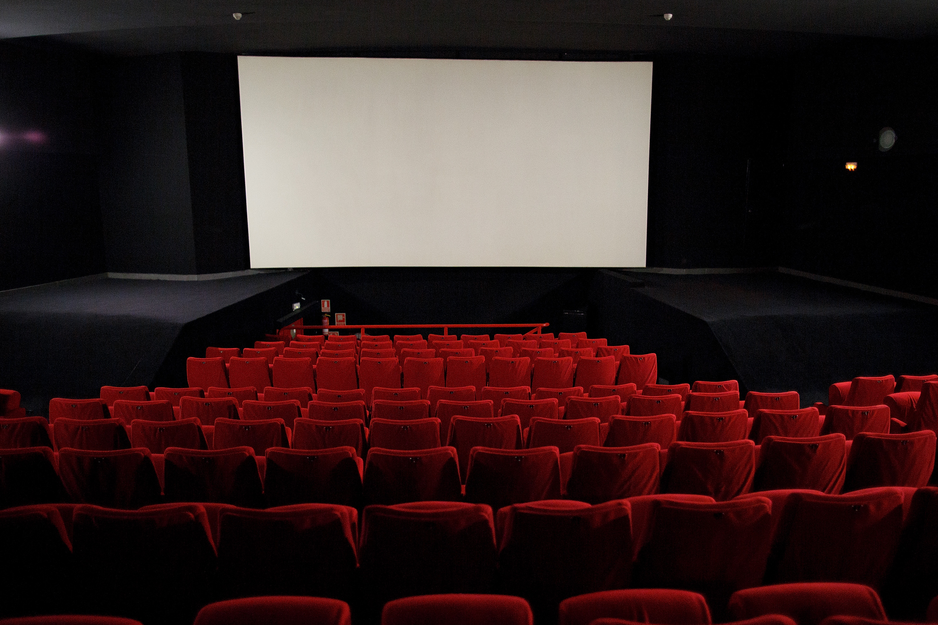 Patru tineri s-au luat la bătaie într-un cinematograf din București, pe motiv că nu a fost respectat rândul pentru intrarea în sală