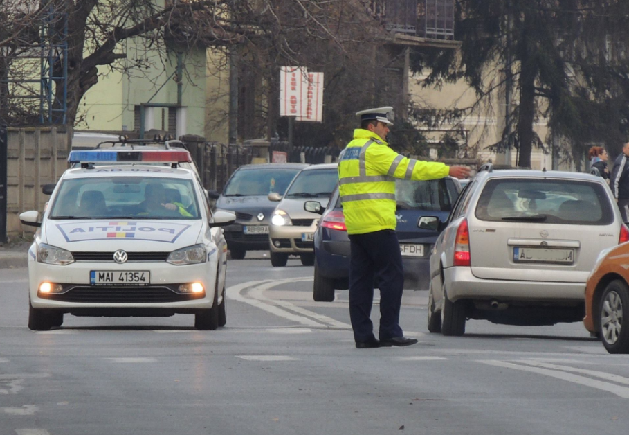 Un polițist de la Rutieră a fost lovit de o șoferiță din Alba Iulia în timp ce dirija traficul
