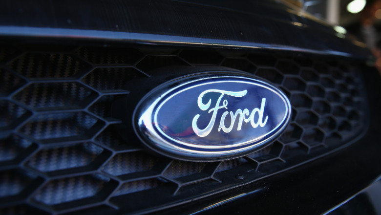 logoul masinii ford.