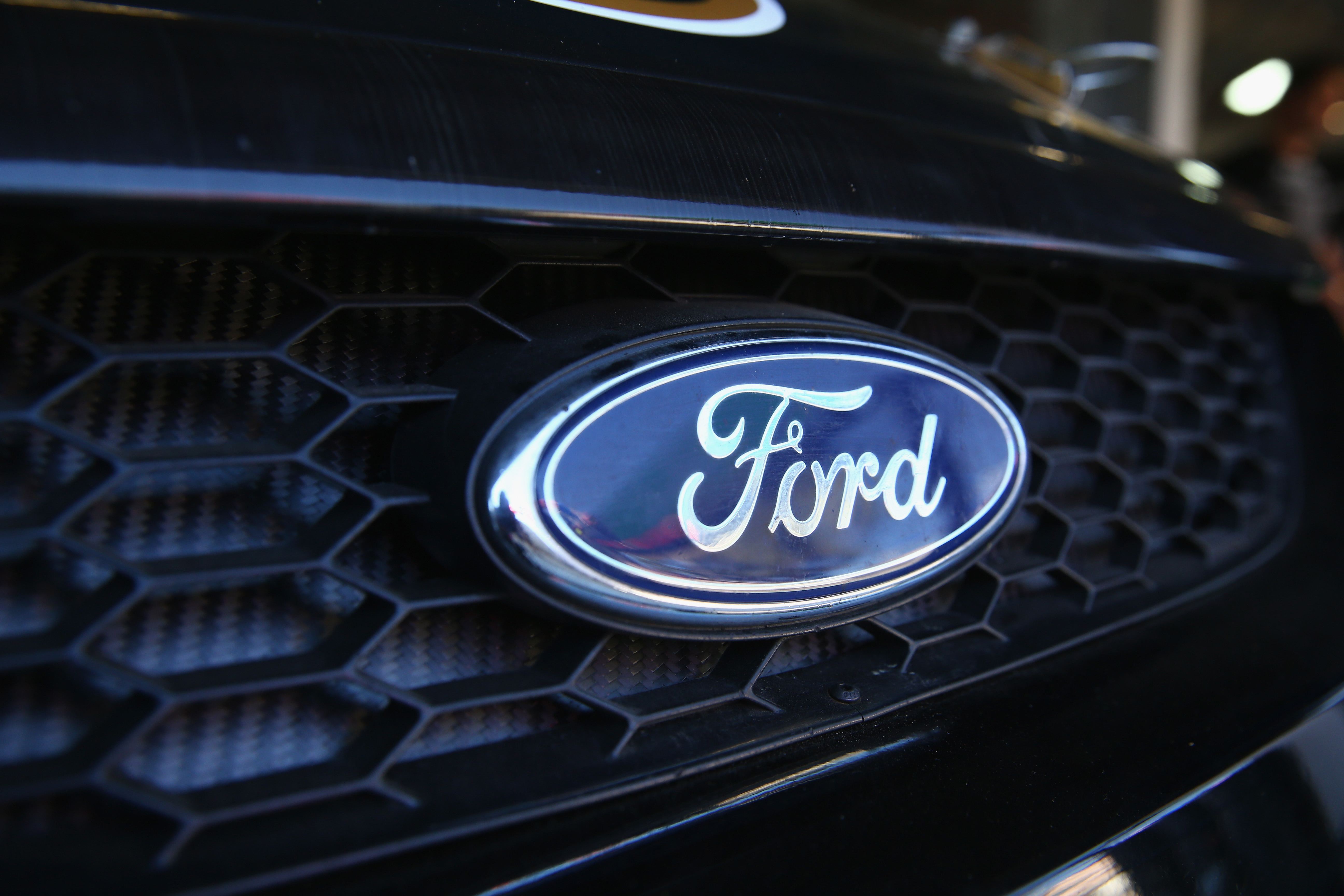 Ford inchide temporar sase fabrici din SUA si Turcia din cauza deficitului global de semiconductori