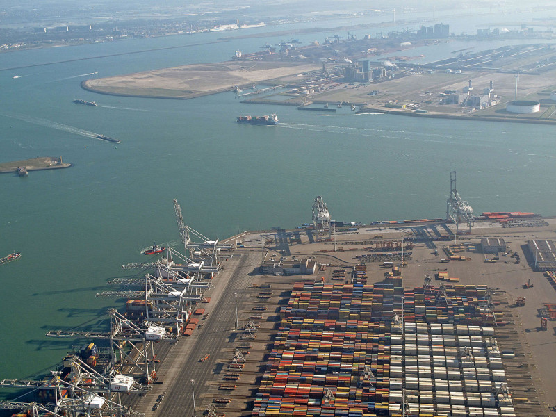 Maasvlakte,_containeropslag_foto1_2014-03-09_11.12