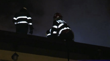 pompieri pe casa noaptea