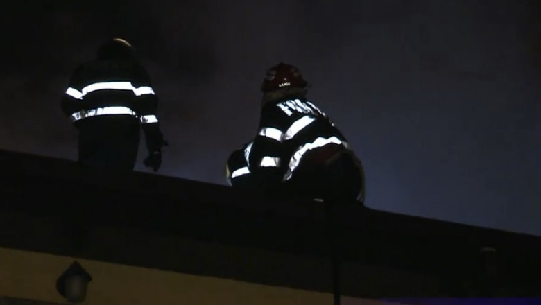 pompieri pe casa noaptea