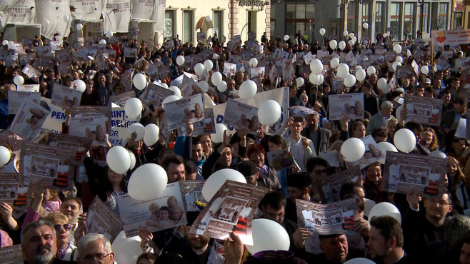 oameni cu baloane miting